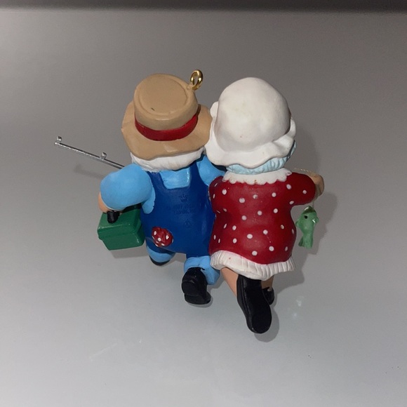 The Clauses on Vacation Hallmark Ornament 1997 - Picture 3 of 5
